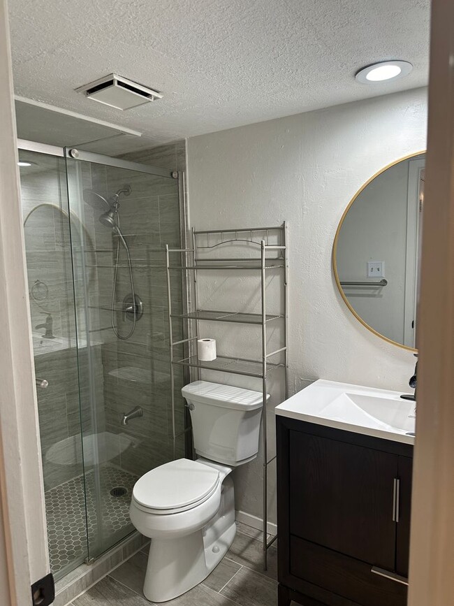 Building Photo - ONE BEDROOM, one bath! Condo by ACU!