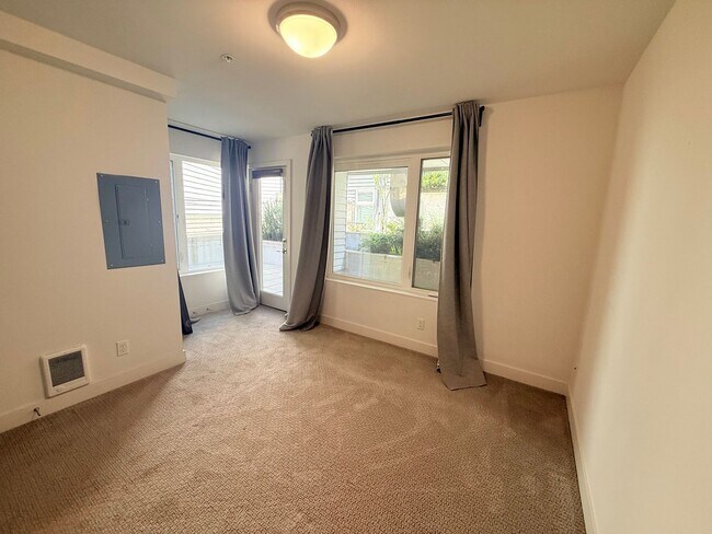 Building Photo - North Capitol Hill Townhome
