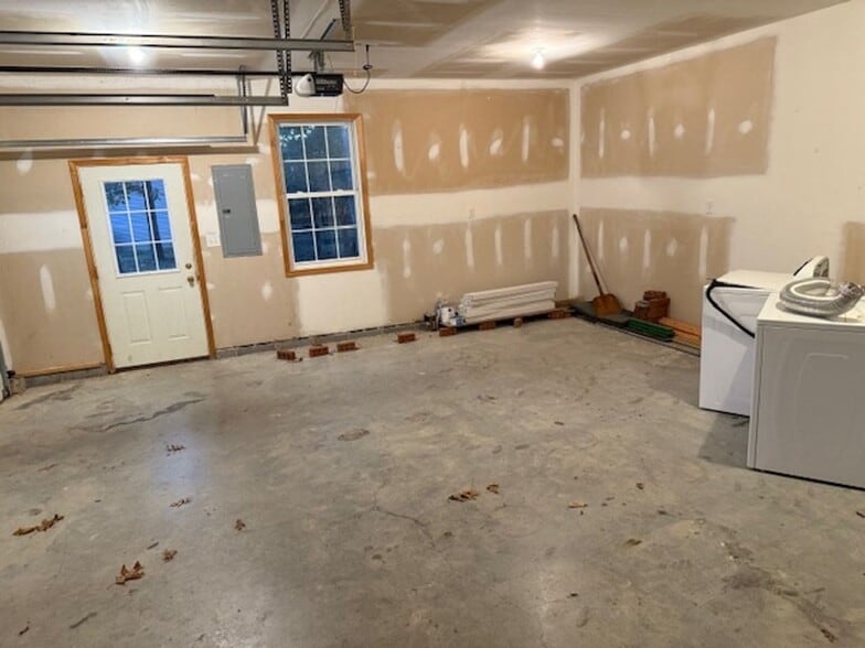 Building Photo - 199 Basin Dr