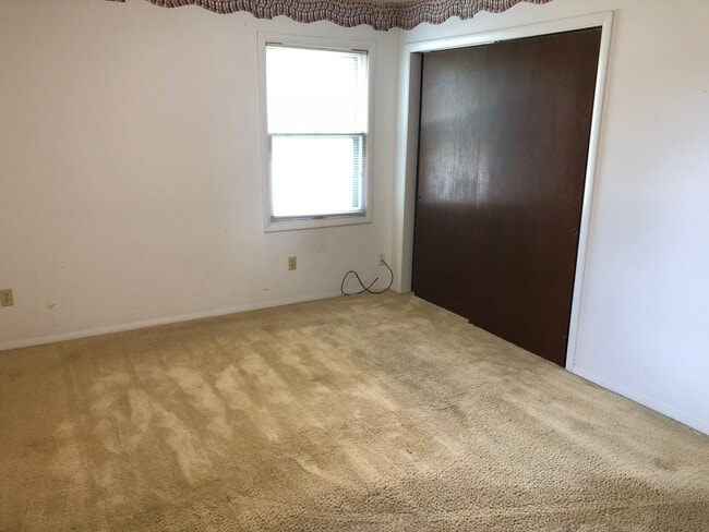 Building Photo - 4-Bedroom, 2-Bath in Normal