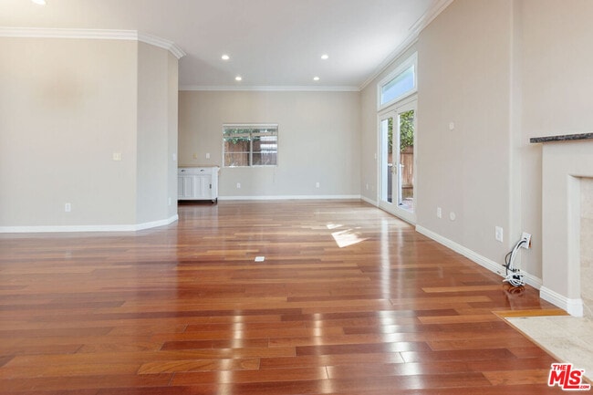 Building Photo - 2020 Penmar Ave