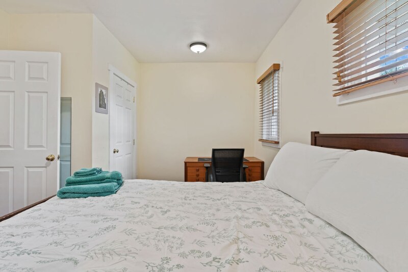 Building Photo - 1086 S Lk St