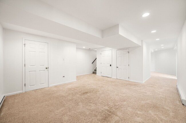 Building Photo - 302 Pinebrooke Cir