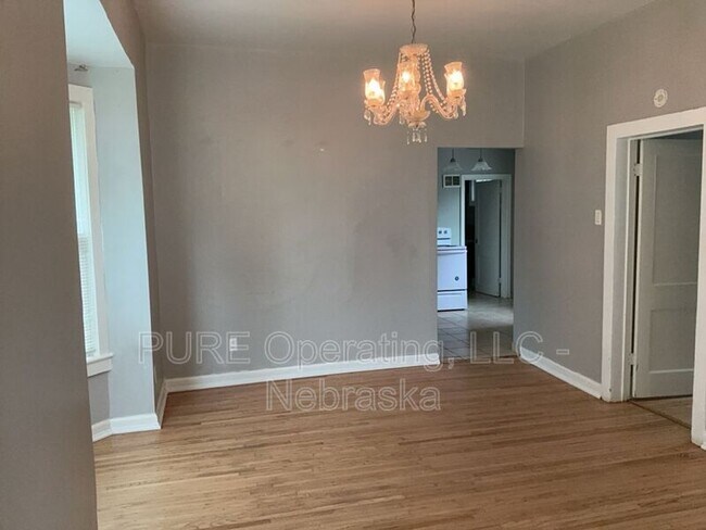 Building Photo - 921 W 8th St