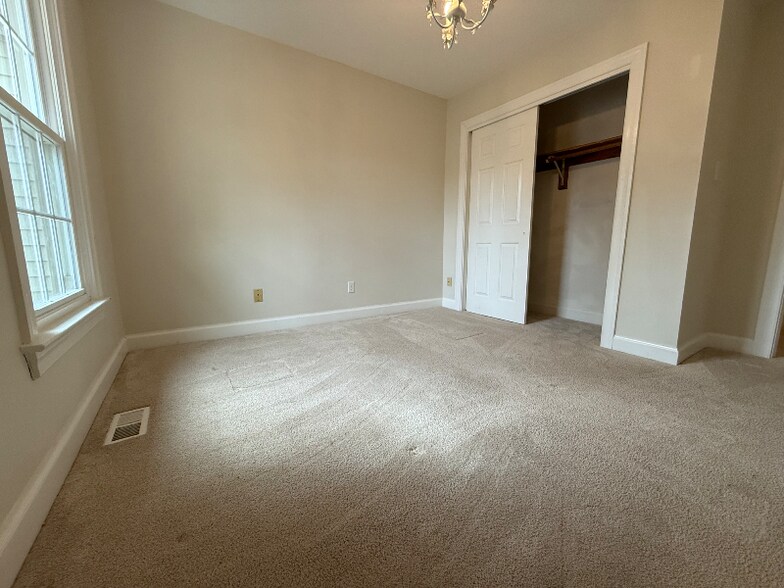 Building Photo - 658 Lord Dunmore Dr