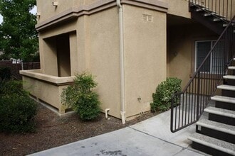 Building Photo - Beautiful 2 Bed/2Bath Lower Unit Condo with 1 Car Garage