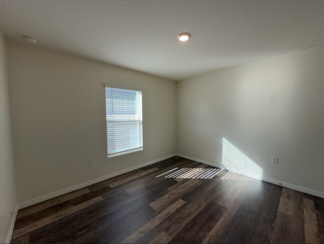 Building Photo - 822 18th Ave SE