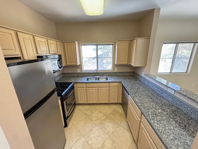 Building Photo - Gorgeous 1Bed/1Bath Condo located in Spanish Palms guard gated community!