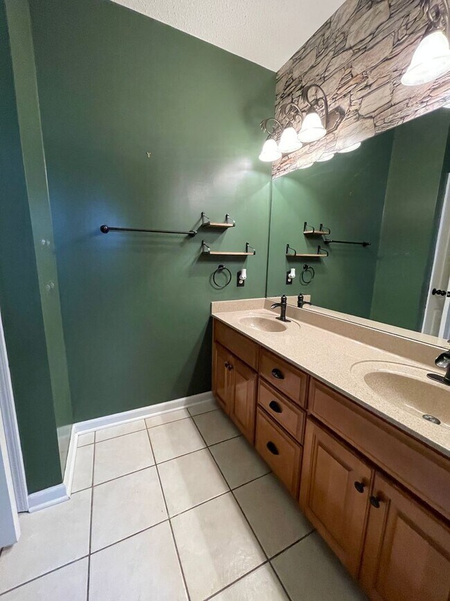 Building Photo - Rare Find in Henderson Golf Community!
