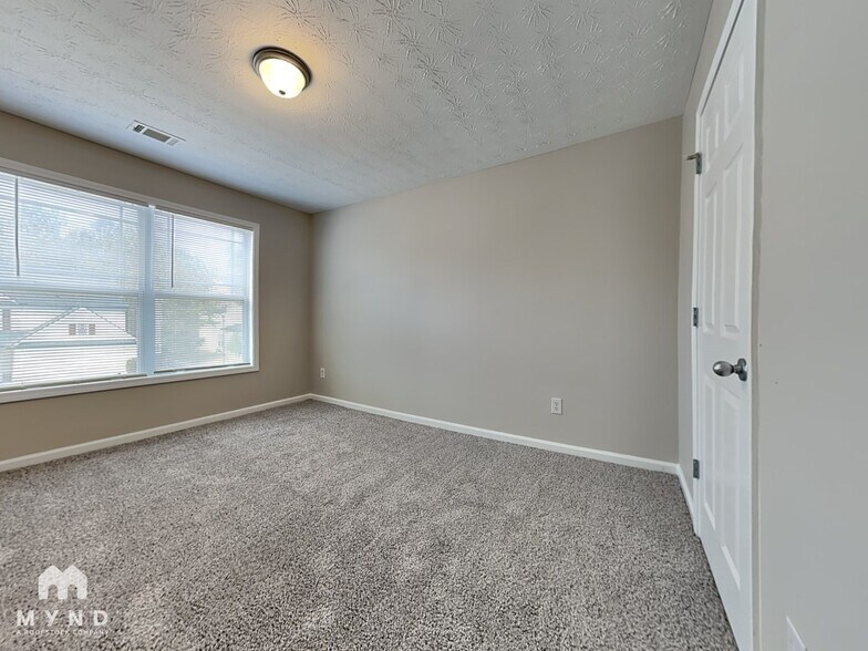 Building Photo - 2250 Village Green Dr