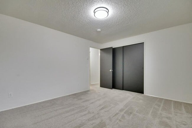 Building Photo - R185