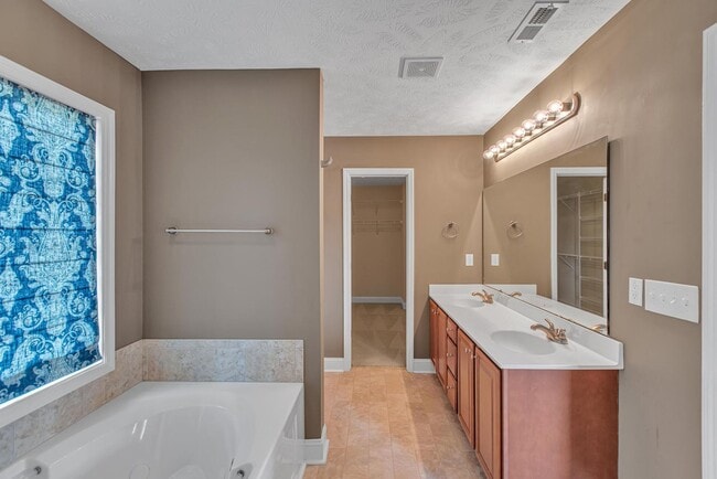 Building Photo - Large 3 bedroom with BONUS room!