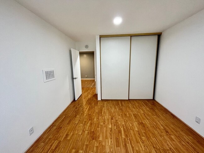 Building Photo - Spacious and bright Lawndale 2-Bed, 2-Bath...