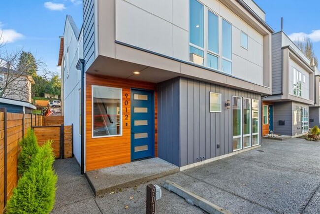 Building Photo - Gorgeous Highland Park Standalone Townhome...