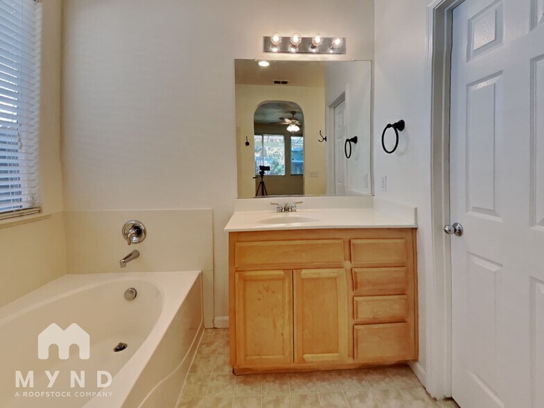 Building Photo - 10114 Upshaw Way