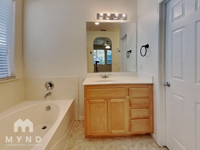 Building Photo - 10114 Upshaw Way