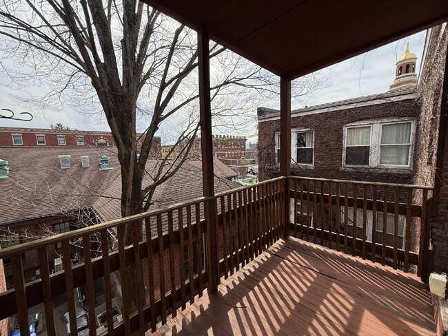 Building Photo - Available NOW! Spacious & Modern 2 Bedroom unit ready for move in!