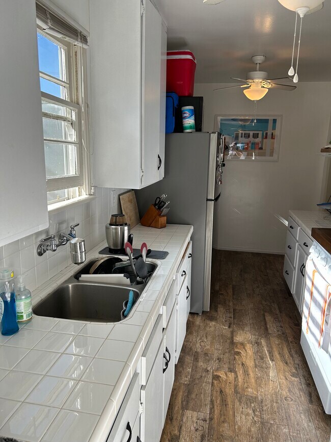 Building Photo - 638 Sheldon St