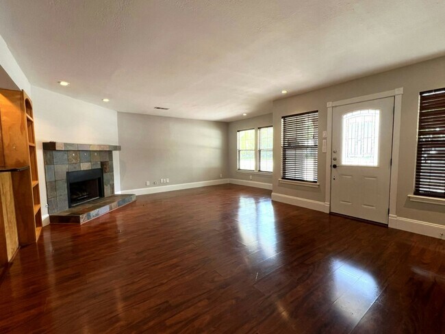 Building Photo - 1313 Casa Vale Dr