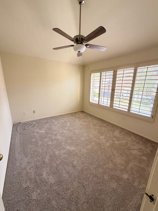 Building Photo - Beautiful 3 Bedroom, 2.5 Bathroom Newport ...