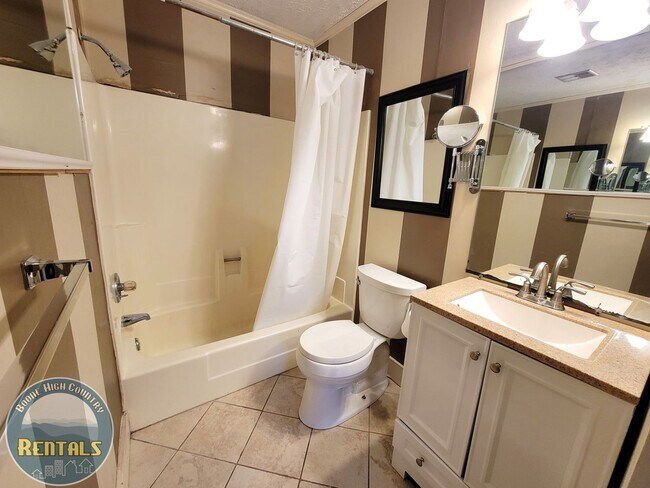 Building Photo - 2 Bedroom Home in Boone