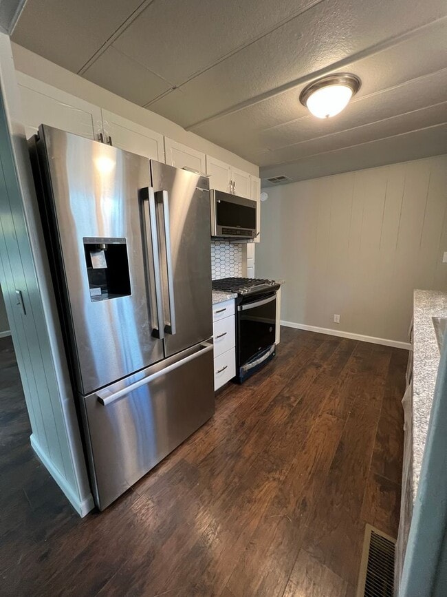 Building Photo - 2 bedroom 1 bathroom with  bonus room located in the Avenues