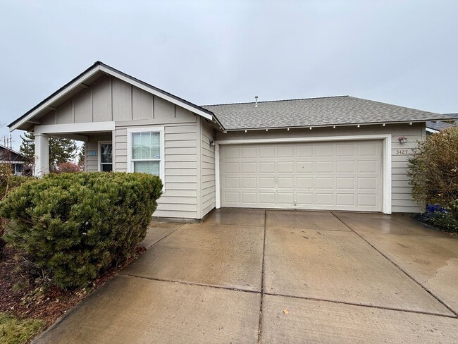 Building Photo - COME TAKE A LOOK AT THIS BEAUTIFUL NEWLY UPDATED HOME IN REDMOND!!