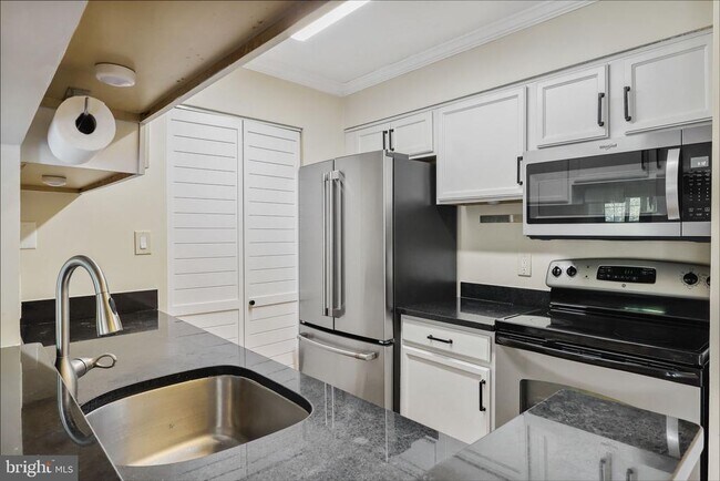 Building Photo - 1725 Ascot Way