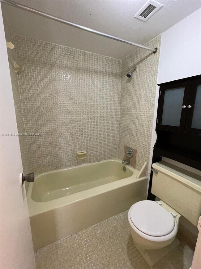 Building Photo - 1301 NE Miami Gardens Dr