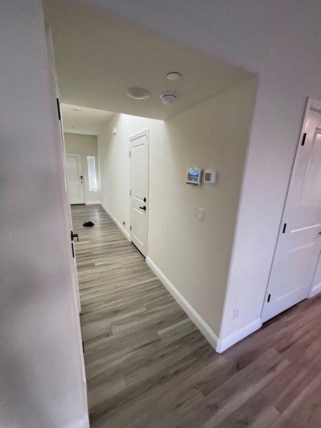 Building Photo - Beautiful 4 bed 2.5 bath in Sacramento!
