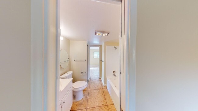 Building Photo - 1br /1bath Condo With Den Available Now In Boca Raton!  **Water & Cable Included**