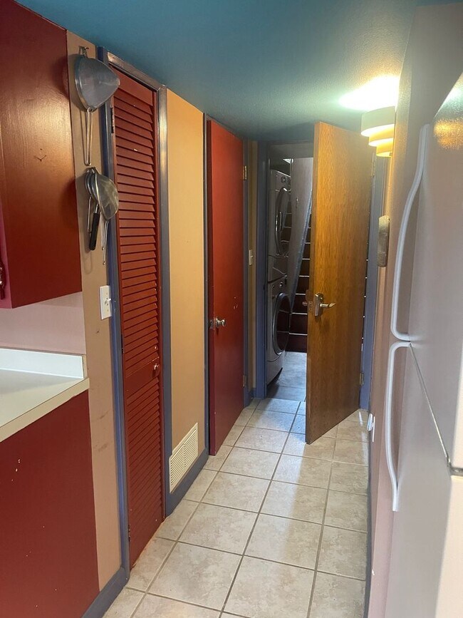 Building Photo - Furnished 2 Bedroom Garden Level ADU in Upper Table Mesa Near Bear Creek Park