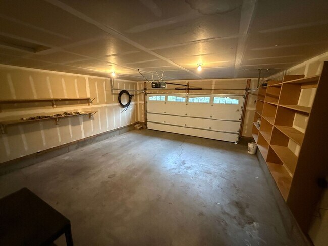 Building Photo - County Setting in NW Bend - 3 Bedroom / 2 ...