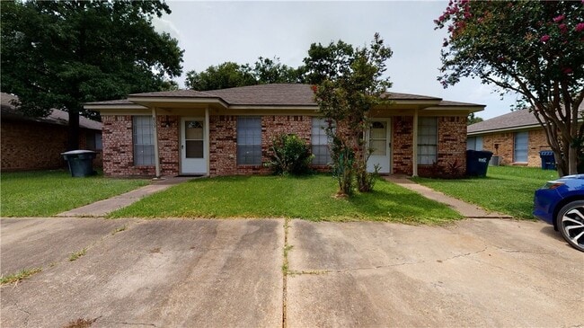 Building Photo - 809 Llano Pl