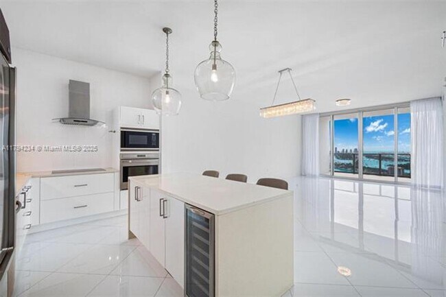 Building Photo - 2020 N Bayshore Dr