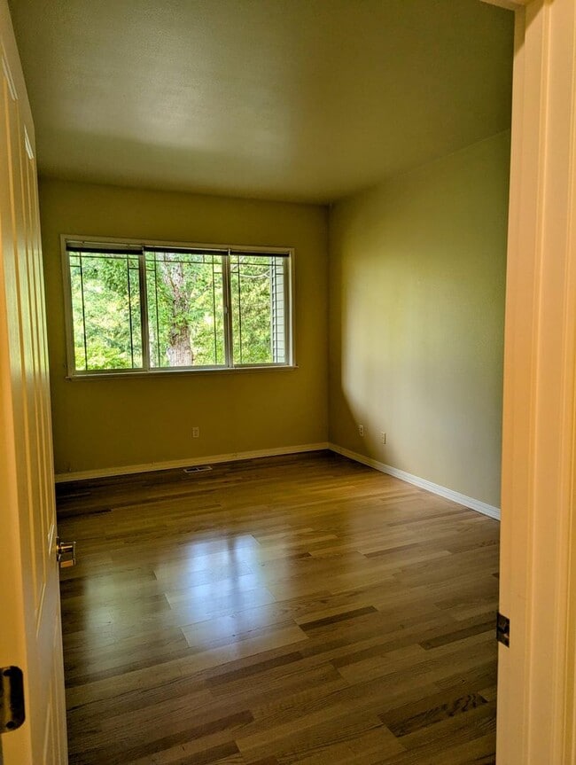 Building Photo - Modern 2-Bed, 2-Bath Condo in Klahanie – E...