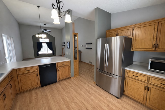 Building Photo - Stunning 4bed 2bath Home, With a Fully Fenced Yard.