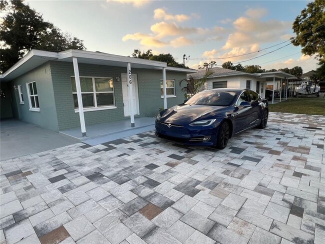 Primary Photo - 206 N Himes Ave