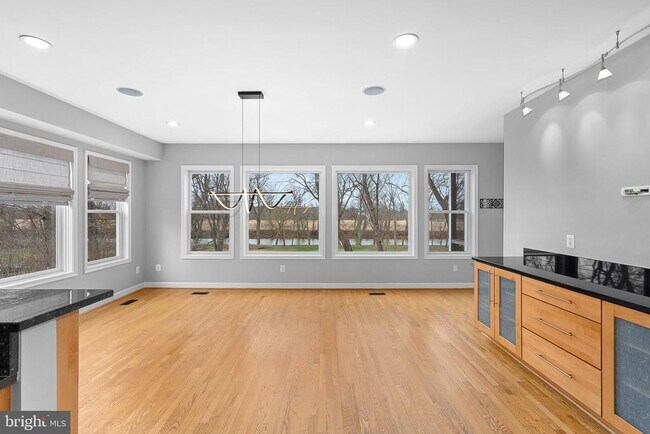 Building Photo - 19451 Youngs Cliff Rd