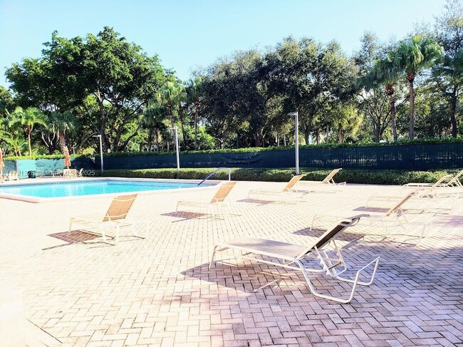 Building Photo - 3101 N Country Club Dr