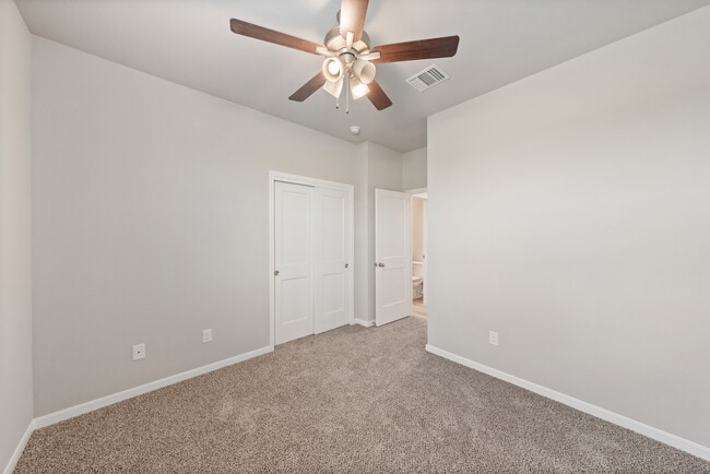 Building Photo - 517 La Parra Bend