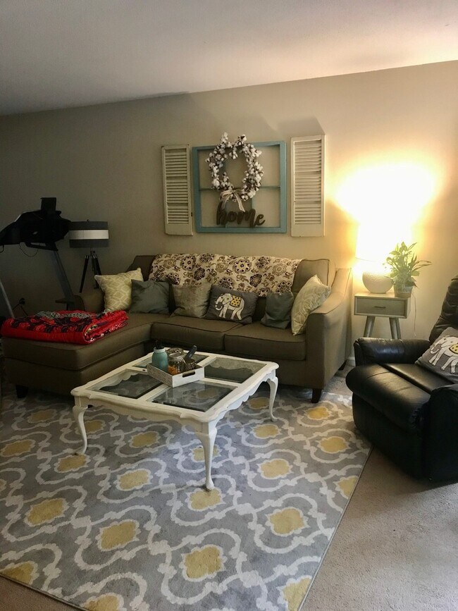 Building Photo - Williamsburg Townhomes