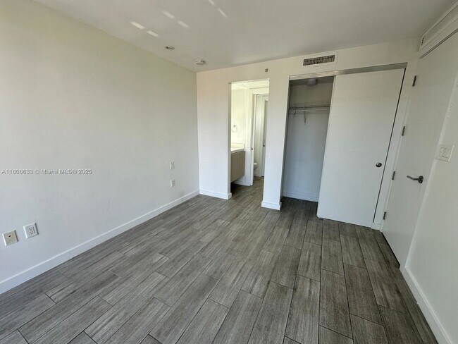 Building Photo - 722 NE 15th Ave