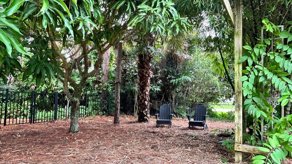 Building Photo - 6205 SE Circle St