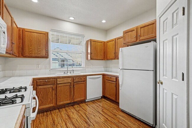 Building Photo - Two-Story 3 bed, 2.5 bath Home in East Salem with Large Bonus Room!