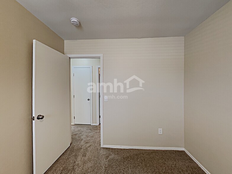 Building Photo - 10460 E Obispo Ave
