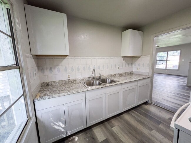Building Photo - 203 Camellia Ave