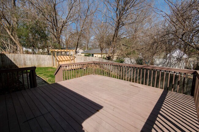 Building Photo - 3 Bedroom Ranch Style Home Just Minutes From Downtown Raleigh!