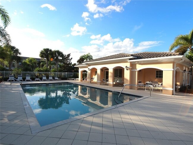 Building Photo - 1648 Napoli Dr W
