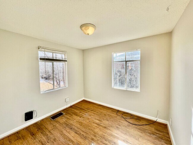 Building Photo - Charming 3-bedroom, 1-bathroom home availa...